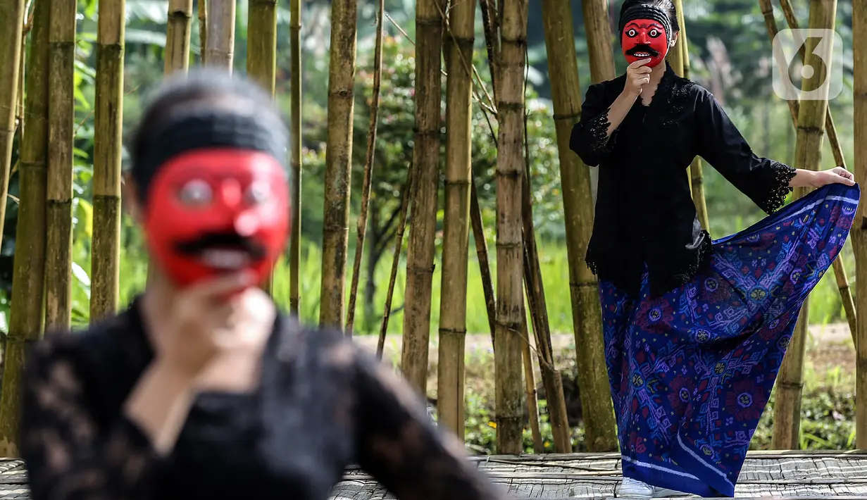 Penari dengan batik dan pakaian tradisional menggelar tarian dan fashion show di Grand Smesco Hills Cisarua, Bogor, Minggu (11/4/2021). Smesco Indonesia dan Yayasan Belantara Budaya Indonesia berkolaborasi menyelenggarakan pagelaran wastra dan budaya menyambut Hari Kartini. (Liputan6.com/JohanTallo)