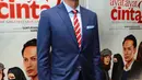 Pemain film Ayat-Ayat Cinta 2, Fedi Nuril berpose dengan setelan jas berwarna biru usai konferensi pers di Jakarta, Kamis (7/12). Fedi Nuril  berperan sebagai Fahri bin Abdullah Shiddiq di film tersebut. (Liputan6.com/Herman Zakharia)