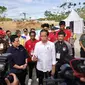 Presiden Indonesia, Joko Widodo didampingi Ketua PSSI Erick Thohir memantau perkembangan pembangunan Training Center (TC) PSSI di Ibu Kota Negara Nusantara (IKN), Penajam Paser Utara, Kalimantan Timur, pada Rabu (17/01/2023). (Dokumentasi PSSI)