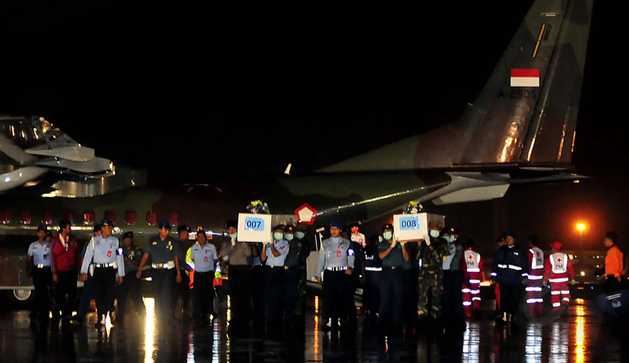 Dua jenazah korban pesawat AirAsia QZ-8501 tiba di Lanud TNI AL Juanda, Surabaya, Kamis malam (1/1). (Liputan6.com/Johan Tallo)