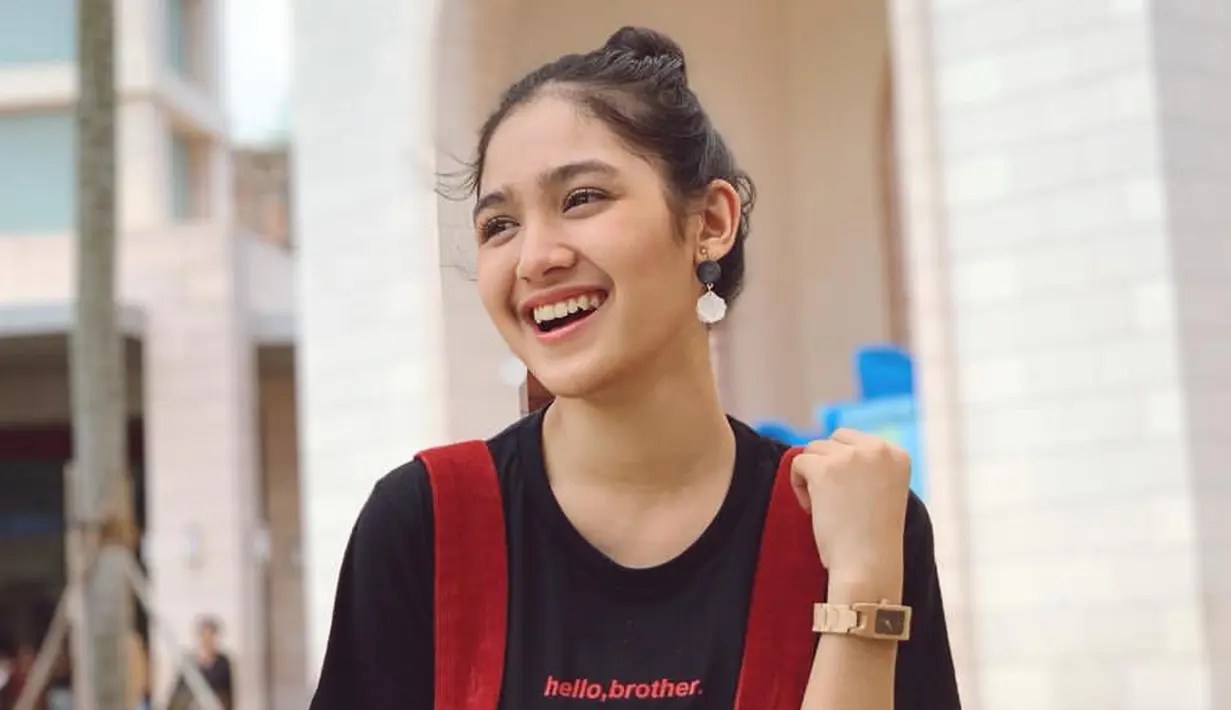 Di usianya yang masih muda, pemilik nama lengkap Cut Syifa Hanasalsabila ini telah membintangi berbagai judul sinetron, salah satunya Tukang Bubur Naik Haji pada 2012 yang cukup melambungkan namanya. (Liputan6.com/IG/@cutsyifaa)