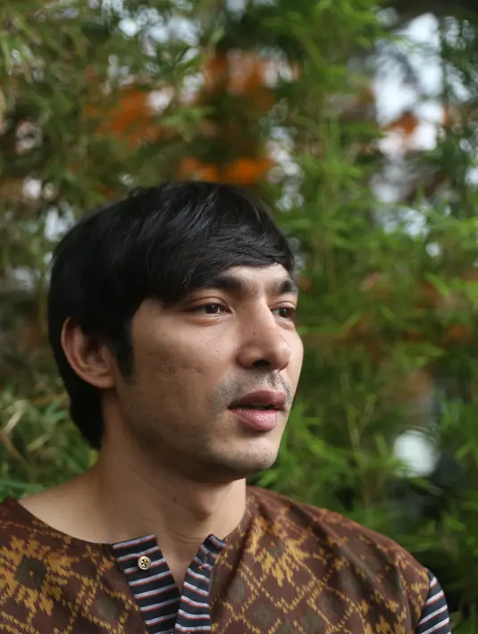 Memerankan tokoh Rangga, suami dari Hanum tersebut dibebankan tugas untuk  mewawancari seorang miliarder bernama Philipus Brown di New York, Amerika Serikat. (Andy Masela/Bintang.com) 