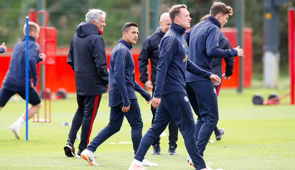 Para pemain Manchester United menghadiri sesi pelatihan tim di AON Training Complex, Carrington, Inggris barat laut (1/10). MU akan bertanding melawan wakil Spanyol, Valencia pada lanjutan grup H Liga Champions di Old Trafford. (Martin Rickett/PA via AP)