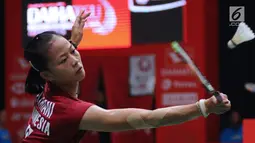 Tunggal puteri Indonesia, Fitriani mengembalikan kok ke arah Kirsty Gilmour (Skotlandia) pada babak pertama Indonesia Masters 2018 di Istora Senayan, Jakarta, Rabu (24/1). Fitriani unggul 20-22, 21-15, 21-16. (Liputan6.com/Helmi Fithriansyah)