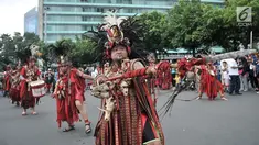 Seniman menampilkan tarian Kabasaran pada kegiatan Car Free Day di kawasan Bundaran HI, Jakarta, Minggu (17/3). Tari tradisional tersebut digelar dalam rangka memperkenalkan budaya Suku Minahasa kepada masyarakat. (merdeka.com/Iqbal S Nugroho)