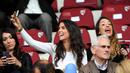 Ludivine Sagna (tengah)  istri pemain Prancis Bacary Sagna berfoto selfie saat laga persahabatan Prancis vs Skotlandia di Stadion St Symphorien, Longeville-les-Metz, Prancis, (4/6/2016), Prancis menang 3-0.  (AFP/Franck Fife)