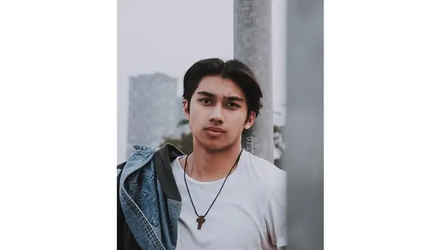 Jarang Tersorot, Ini 6 Potret Yabes Yosia Adik Bungsu Caesar Hito