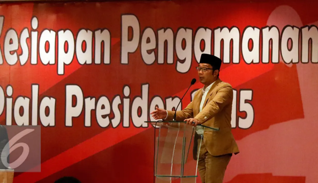 Wali Kota Bandung, Ridwan Kamil memberikan keterangan saat rapat koordinasi pengamanan final Piala Presiden 2015, Jakarta, Jumat (16/10/2015). Rapat dihadiri oleh suporter Persija, Persib dan personil TNI dari Kodam Jaya. (Liputan6.com/Yoppy Renato)