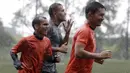 Pemain Persija Jakarta melakukan latihan di Lapangan NYTC, Sawangan, Depok, Kamis (16/1/2020). Hujan deras beserta petir membuat latihan Persija Jakarta kali ini hanya berlangsung sekitar 25 menit. (Bola.com/M Iqbal Ichsan)