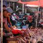 Pedagang melayani pembeli di Kebayoran Lama, Jakarta, Rabu (6/4/2022). Di awal bulan puasa Ramadhan, harga sejumlah bahan pokok merangkak naik. Kenaikan harga kebutuhan pokok mulai terasa sejak dua pekan terakhir untuk komoditi seperti cabai, telur, gula, hingga daging. (Liputan6.com/Johan Tallo)