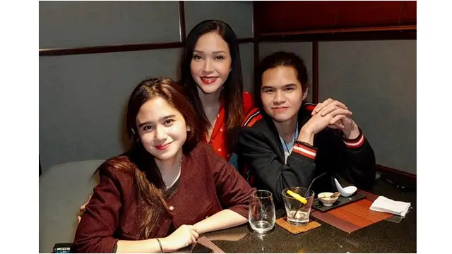 7 Potret Maia Estianty Bareng Dua Calon Mantunya, Tissa Biani dan Laura Moane