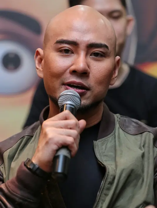 "Lu tahu kalau gua mungkin enggak bisa ngomong ini, kan? Ketika seseorang mengatakan ini, pasti mengalami banyak hal," ujar Deddy dengan nada bicara serius. (Adrian Putra/Bintang.com)