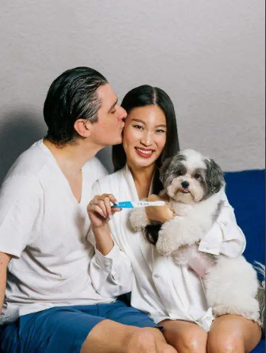 Model dan presenter, Patricia Gouw mengumumkan kehamilan anak pertamanya pada April 2024 lalu. Ia tampil mengenakan kemeja putih saat memamerkan hasil garis dua test packnya. [@patriciagouw]