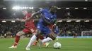 Gelandang Chelsea, Victor Moses, berebut bola dengan pemain Liverpool, Alberto Moreno, pada laga Piala Liga Inggris di Stadion Anfield, Rabu (26/9/2018). Liverpool takluk 1-2 dari Chelsea. (AP/Rui Vieira)