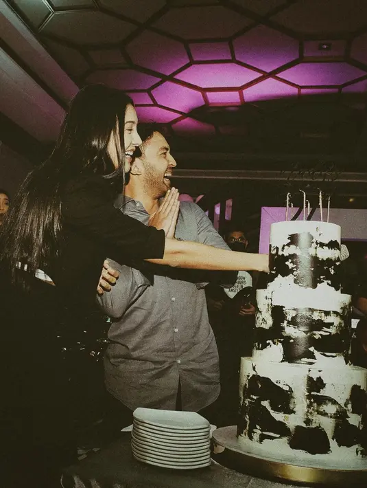 Sebelum berganti LBD, Anya memakai kardigan cropped, tube top, dan celana panjang nuansa black and white di awal pesta kejutan ulang tahun untuk pacarnya Nadif Zahiruddin  [IG @anyegeraldine]