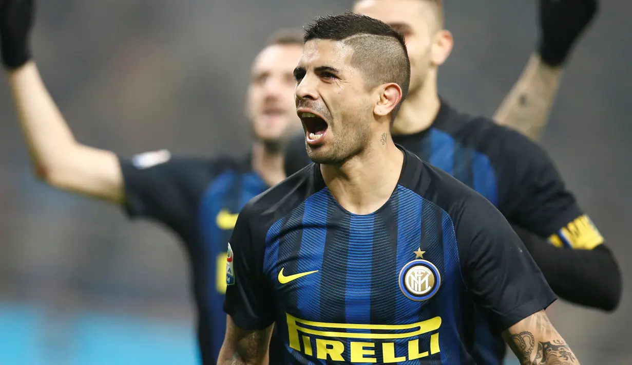 Gelandang Inter Milan, Ever Banega melakukan selebrasi usai mencetak gol ke gawang Lazio pada lanjutan liga Italia Serie A di Stadion San Siro, Milan, (22/12). Inter Menang atas Lazio dengan skor 3-0. (REUTERS/Alessandro Garofalo)