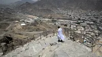 Seorang peziarah menuruni Jabal Al-Nour setelah mengunjungi Gua Hira di Kota Suci Makkah, Arab Saudi, 24 Juni 2023. Gua Hira merupakan tempat Nabi Muhammad SAW menerima wahyu pertama dari Allah SWT melalui Malaikat Jibril. (Sajjad HUSSAIN/AFP)