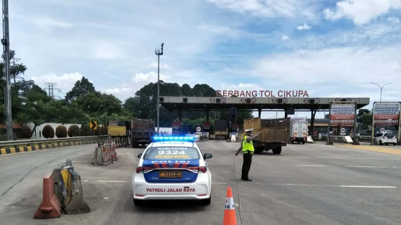 Personil PJR Ciujung Korlantas Polri Berjaga Di Gerbang Tol. (Senin, 28/12/2020). (Dokumentasi PJR Ciujung Korlantas Polri).