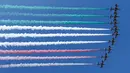 Aksi tim aerobatik Frecce Tricolori terbang mengeluarkan asap berwarna bendera Italia selama parade militer ulang tahun Hari Republik Italia ke-72 di Roma, Sabtu (2/6). (AP Photo/Claudio Peri)
