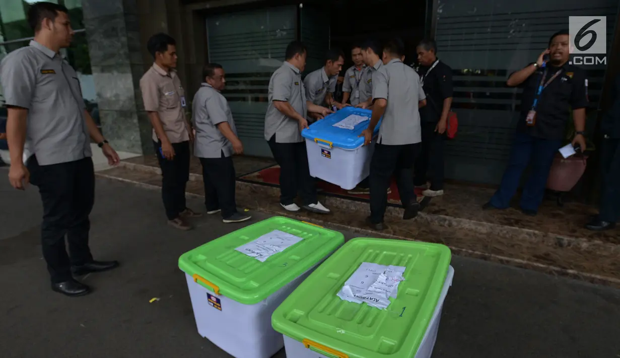 Petugas KPU mengirimkan alat bukti ke Mahkamah Konstitusi (MK), Jakarta, Rabu (12/6/2019). Alat-alat bukti ini akan dijadikan modal bagi KPU untuk menjawab gugatan sengketa perselisihan hasil pemilihan umum (PHPU) yang diajukan paslon 02 Prabowo Subianto-Sandiaga Uno. (merdeka.com/Imam Buhori)