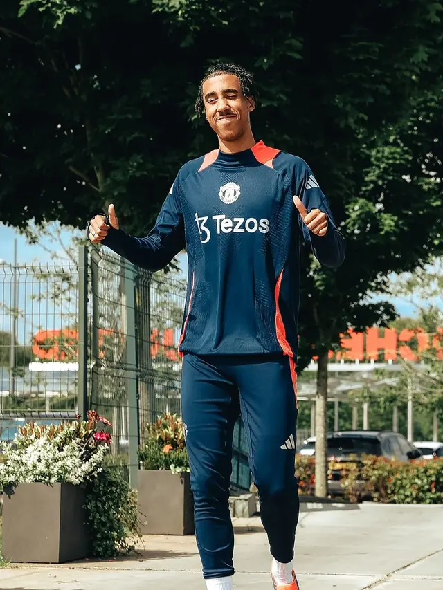 FOTO Leny Yoro, Manchester United