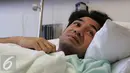 Reza Rahadian terbaring di RS Medistra, Jakarta, Kamis (31/03/2016). Karena Reza sakit, menurut Manoj penyelesaian film akan terlambat dari yang dijadwalkan tayang Lebaran tahun ini. (Liputan6.com/Herman Zakharia)