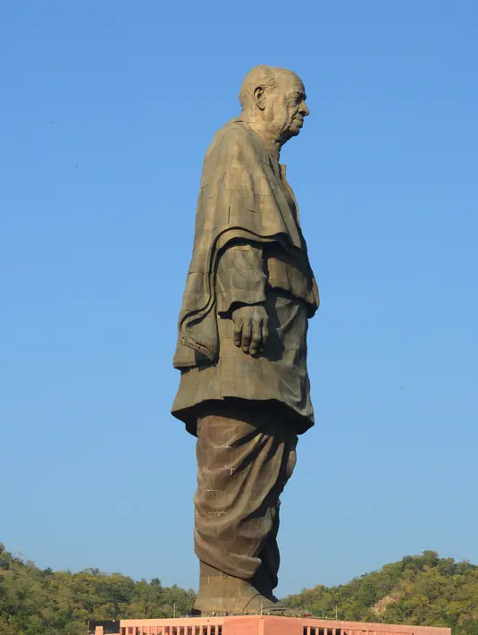 Patung tertinggi dunia, "Statue Of Unity", yang dibangun di negara bagian Gujarat, Selasa (30/10). Patung sebagai bentuk penghormatan bagi Sardar Vallabhbhai Patel ini akan diresmikan oleh PM India, Narendra Modi pada 31 Oktober. (SAM PANTHAKY/AFP)