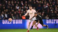Dani Alves dijatuhkan Luke Shaw pada leg kedua, babak 16 besar Liga Champions yang berlangsung di Stadion Parc des Princes, Paris, Kamis (7/3). Man United menang 3-1 atas PSG. (AFP/Anne-Christine Poujoulat)