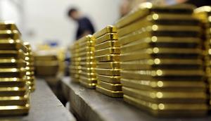 Aksi jual terjadi dan kekhawatiran terhadap situasi ekonomi China membuat harga emas turun 0,5 persen menjadi US$ 1.153,60 per ounce.