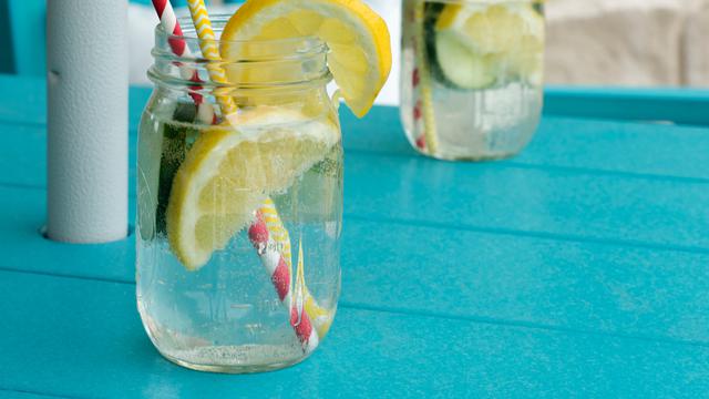 Cek Fakta Kesehatan Minum Air Lemon Hangat Musnahkan Sel