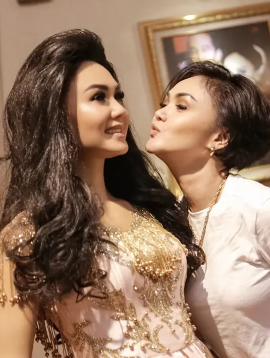 Saat ini di kota kelahirannya, Batu, Malang. Yuni Shara memiiki patung lilin dirinya di Museum Musik Dunia. Wanita usia 47 tahun ini pun terlihat bahagia saat melihat patung lilinnya tersebut. (Liputan6.com/IG/@yunishara36)