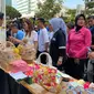 Cawapres nomor urut dua Gibran Rakabuming Raka saat berada di car free day (CFD) Jakarta, Minggu pagi (3/12/2023). (Merdeka.com)