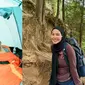Potret Karin Novilda dan Dara Arafah naik Gunung Prau (sumber: Instagram/narinkovilda)
