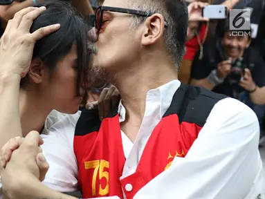 Terdakwa Tio Pakusadewo mencium anaknya Risa saat menjalani sidang putusan di PN Jakarta Selatan, Selasa (24/7). Majelis hakim memvonis Tio Pakusadewo dengan hukuman sembilan bulan masa tahanan dan enam bulan rehabilitasi. (Liputan6.com/Immanuel Antonius)