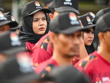 Petugas penyelenggara pemilihan kepala daerah (Pilkada) Gubernur dan Wakil Gubernur Aceh serta Wali Kota dan Wakil Wali Kota Banda Aceh mengikuti Apel Akbar di lapangan Blangpadang, Banda Aceh, Aceh, Sabtu (9/11/2024). (CHAIDEER MAHYUDDIN/AFP)