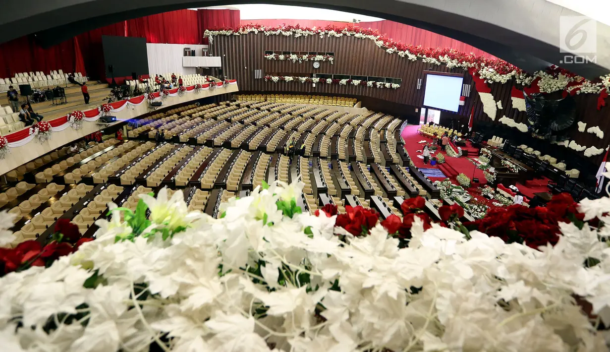 Aktivitas menghias ruang rapat Paripurna I di Gedung Kura-Kura Kompleks Parlemen, Jakarta, Selasa (15/8). Persiapan gedung parlemen hampir rampung satu hari menjelang penyampaian Pidato Kenegaraan oleh Presiden Jokowi. (Liputan6.com/Johan Tallo)