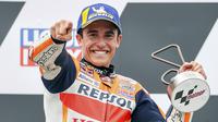 Senyum bahagia Marc Marquez usai menjuarai MotoGP Jerman 2021 di Sirkuit Sachsenring, Minggu (20/6). Bagi Marquez, itu adalah podium juara perdana pada musim ini sekaligus kemenangan kedelapan di MotoGP Jerman. (Foto: AP/DPA/Jan Woitas)