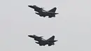 Jet tempur J-10C Angkatan Udara Pakistan terbang saat parade militer memperingati Hari Nasional Pakistan di Islamabad, Pakistan, Rabu (23/3/2022). Hari Nasional Pakistan menampilkan parade militer, unit tentara elite, dan persenjataan berteknologi tinggi. (AP Photo/Anjum Naveed)