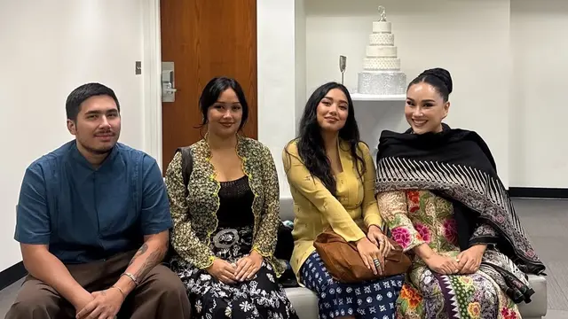 Titi DJ dan Kedua Anak Kembarnya saat hadir di Pernikahan Putri Bungsunya Stephanie Poetri