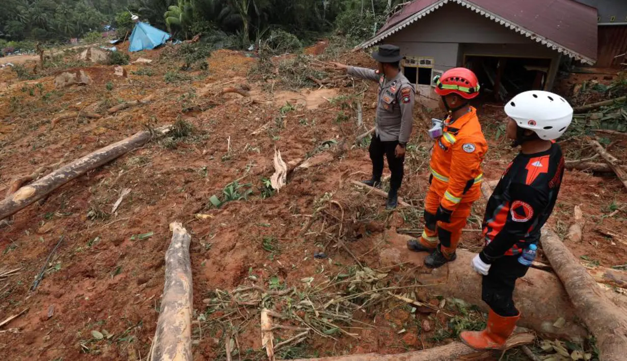Tim SAR melihat tanah longsor di desa Pangkalan, Natuna, Kepulauan Riau (Kepri) dalam gambar selebaran yang diambil pada 8 Maret 2023 dan dirilis pada 9 Maret 2023 oleh Badan Penanggulangan Bencana Indonesia. Status bencana tanah longsor dalam kategori tanggap darurat, dengan masa tujuh hari terhitung dari tanggal 6 Maret 2023. (HO / INDONESIA DISASTER MITIGATION AG / AFP)