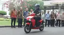 Presiden Joko Widodo (Jokowi) menjajal sepeda motor listrik Gesits di Istana Merdeka, Jakarta, Rabu (7/11). Mengenakan helm buatan Gesits, Jokowi menyusuri aspal di halaman Istana Merdeka menuju Istana Negara. (Liputan6.com/Angga Yuniar)