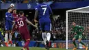 Striker Chelsea, Alvaro Morata berusaha menyundul bola di depan gawang Manchester City saat pertandingan Chelsea menjamu Manchester City pada Liga Inggris di Stamford Bridge, London (30/9). (AFP Photo/Andrian Dennis)