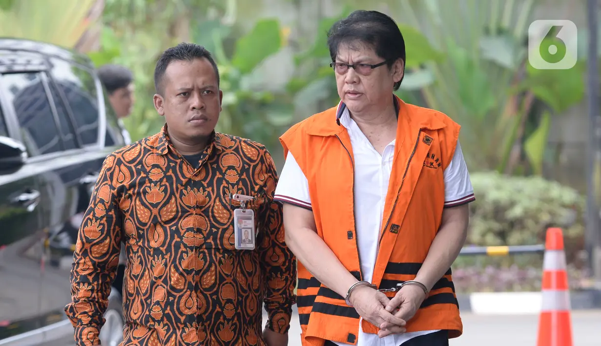 Mantan Kepala Dinas Pengelolaan Keuangan dan Aset Daerah (DPKAD) Kota Bandung, Herry Nurhayat tiba di Gedung KPK, Jakarta, Rabu (4/3/2020). Herry diperiksa sebagai tersangka kasus suap pengadaan tanah untuk Ruang Terbuka Hijau (RTH) di Pemkot Bandung tahun 2012 dan 2013. (merdeka.com/Dwi Narwoko)