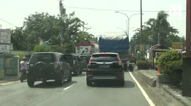 Sejak tadi pagi pintu tol Brexit mulai dipadati kendaraan pribadi dari pemudik. Rekayasa lalu lintas belum dilakukan oleh pihak kepolisian.