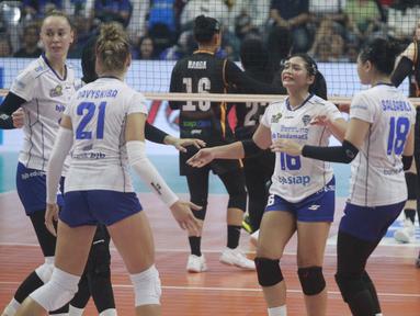 Juara putaran pertama putri, Jakarta Popsivo Polwan akhirnya tumbang untuk pertama kalinya pada musim ini, setelah dikalahkan juara bertahan dan tuan rumah, Bandung BJB Tandamata 2-3 (26-28, 24-26, 25-18, 25-12 dan 13-15) dalam lanjutan PLN Mobile Proliga 2024 di GOR Si Jalak Harupat, Kabupaten Bandung, Jumat (7/6/2024). Ini merupakan kekalahan pertama tim milik Polri itu dari sembilan laga. Meski kalah, hasil ini tak mempengaruhi Arsela Nuari dkk  sebagai tim pertama yang telah memastikan lolos ke babak final four. (Dok. PBVSI)