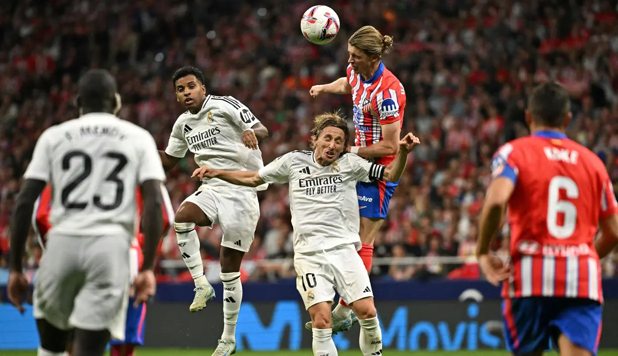 Laga derby Madrid ini berjalan ketat dan sengit. Hingga akhir babak pertama, laga kedua tim berakhir imbang tanpa gol. (JAVIER SORIANO/AFP)