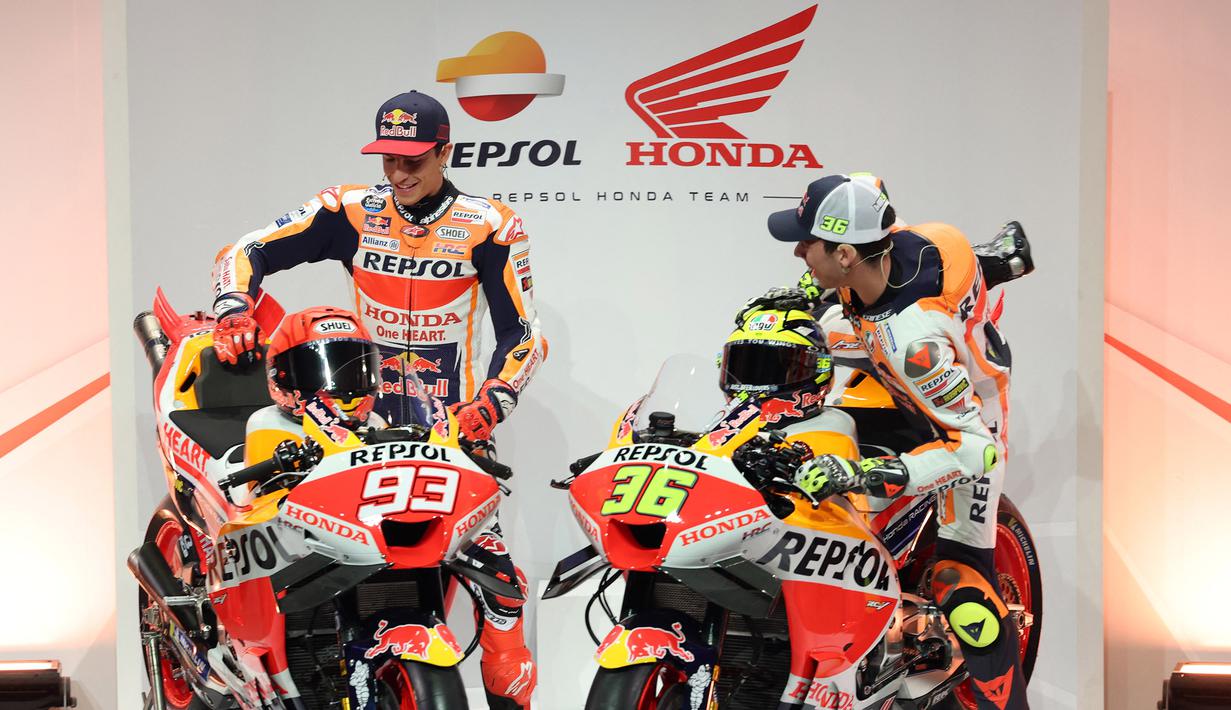 Pebalap Repsol Honda, Marc Marquez (kiri) dan Joan Mir menaiki motor baru pada acara peluncuran MotoGP musim 2023 di Madrid, 22 Februari 2023. (AFP/Pierre-Philippe Marcou)