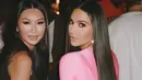 Berpose bersama seorang temannya, Kim Kardashian tampak mengenakan full body suit berwarna pink polos. Foto: Instagram.