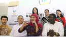 Kementerian sosial Khofifah Indar Parawansa, Rapper Amerika Akon dan Menteri Desa Tertinggal Eko Putro Sandjojo saat menggelar konfrensi pers di Kementerian Sosial, Jakarta, Rabu (8/3). (Liputan6.com/Helmi Afandi)