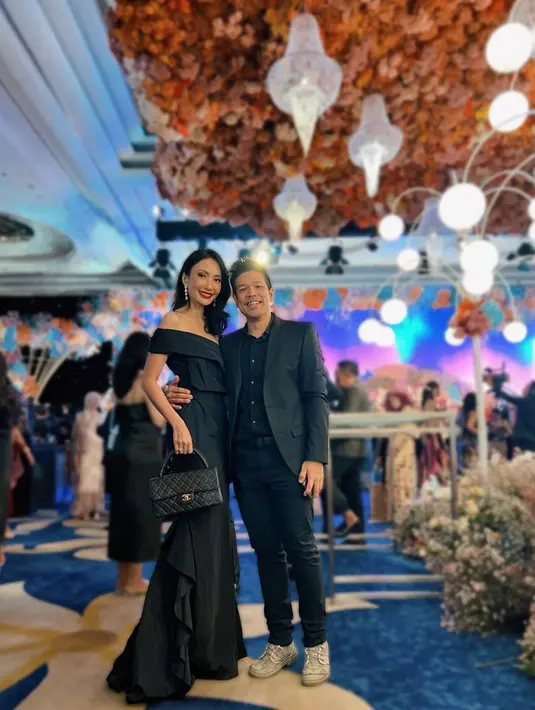 Artika Sari Devi dan Baim di resepsi pernikahan Jessica Mila dan Yakup Hasibuan. (Foto: Instagram/baimguitar)